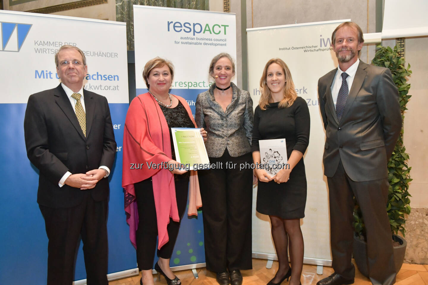 Michael Schober (Institut Österreichischer Wirtschaftsprüfer), Claudia Handl (Corporate Affairs Director Pfizer Austria), Christine Jasch (Leitung der ASRA-Jury und des Ausschusses für Umweltfragen und Aspekte der nachhaltigen Entwicklung), Elisabeth Dal-Bianco (Nachhaltigkeitsbeauftragte Pfizer Austria), Wolfram Tertschnig (bmlfuw) : Auszeichnung für Pfizer Austria Nachhaltigkeitsbericht : Fotocredit: Fotocredit DI Robert Herbst