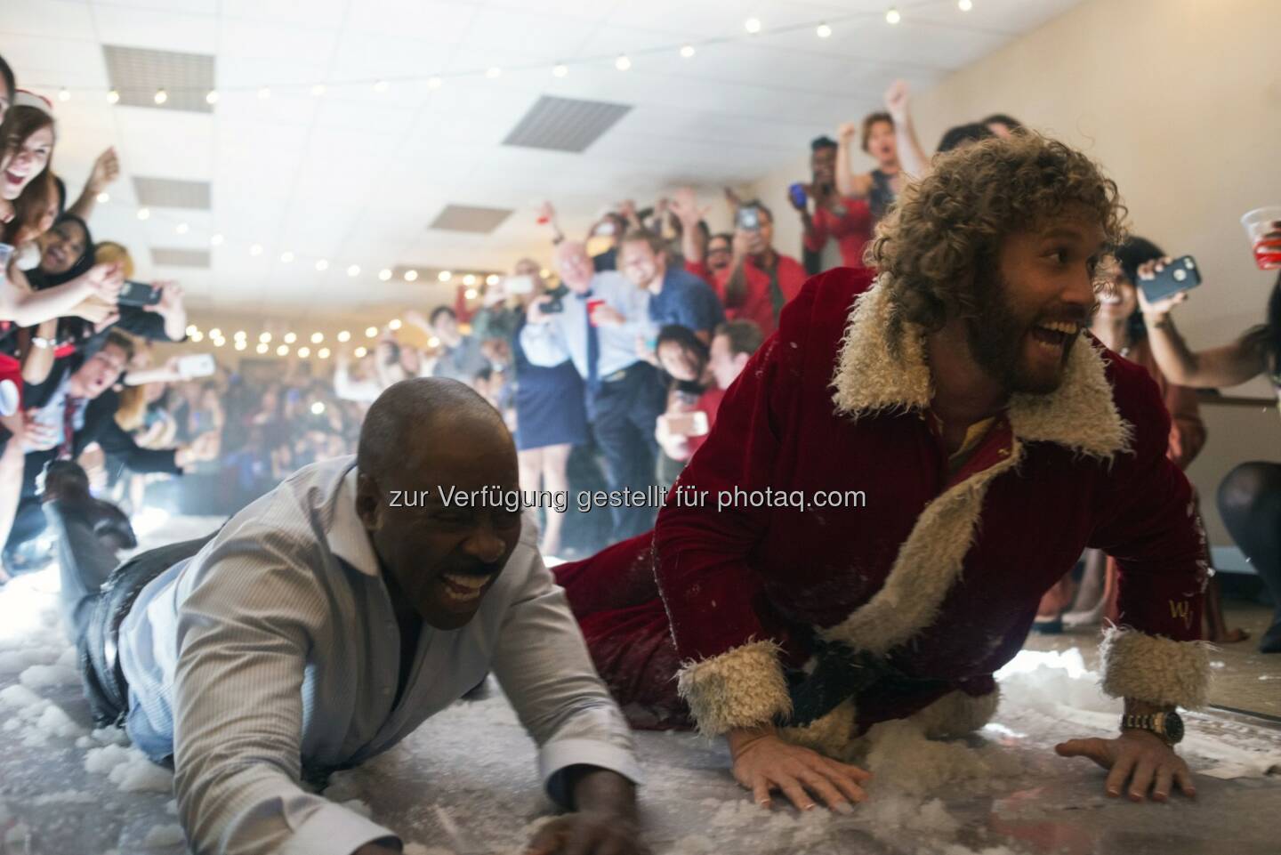 Courtney B. Vance (als Walter), T.J. Miller (als Clay Vanstone) in „Office Christmas Party“ : Weihnachtskomödie - by Paramount Pictures, DreamWorks Pictures and Reliance Entertainment – ab 8. Dezember in den Kinos : Fotocredit: obs/Constantin Film/Photo Credit: Glen Wilson