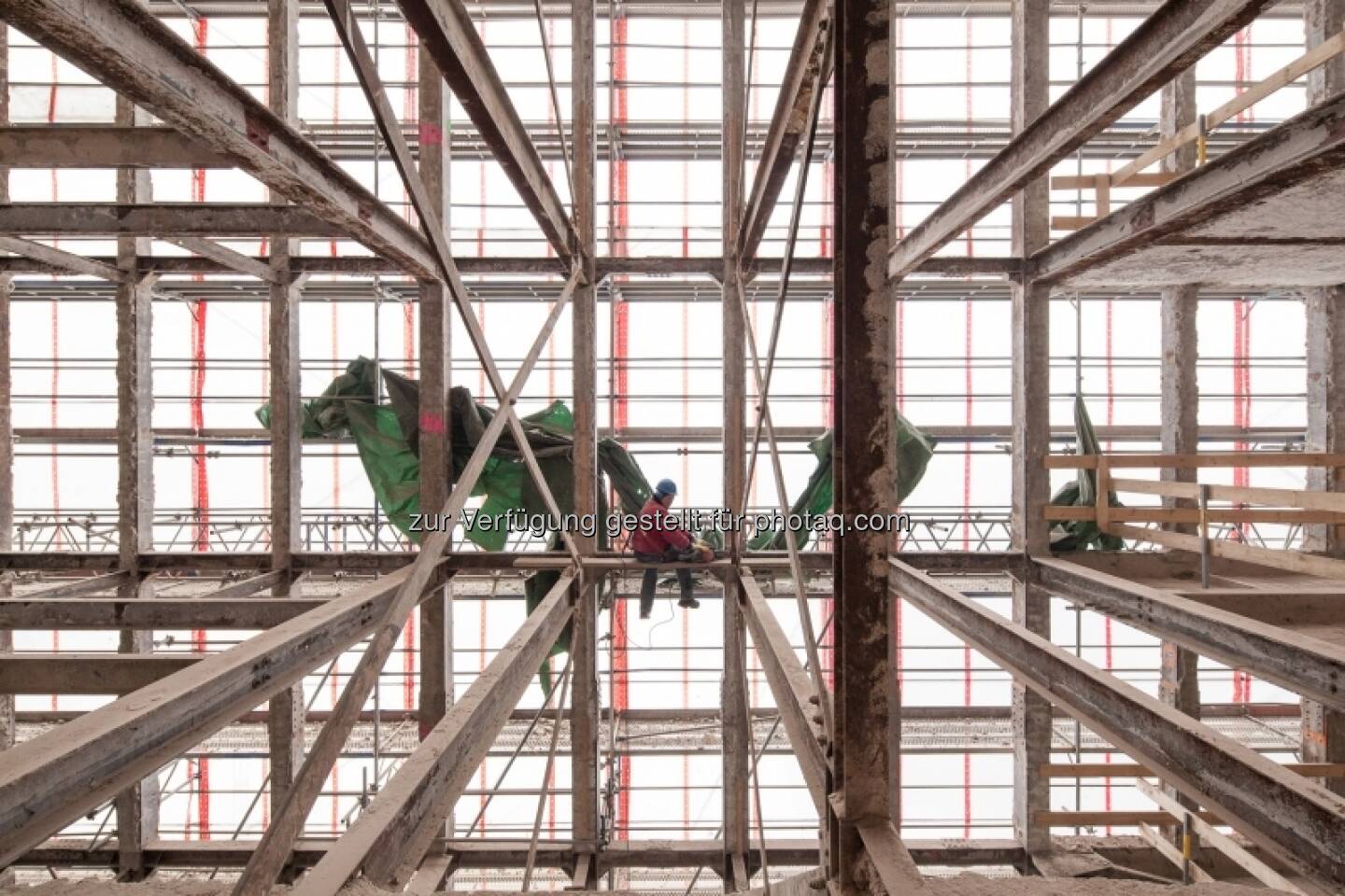 Entkerntes Hochhaus bis auf die Stahlträger reduziert