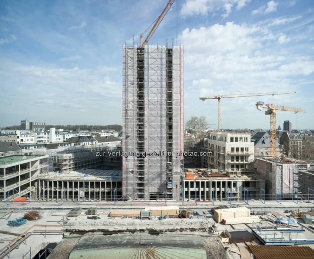 Das Gerling Hochhaus ist bis auf die Stahlträger entkernt (29.04.2013) 