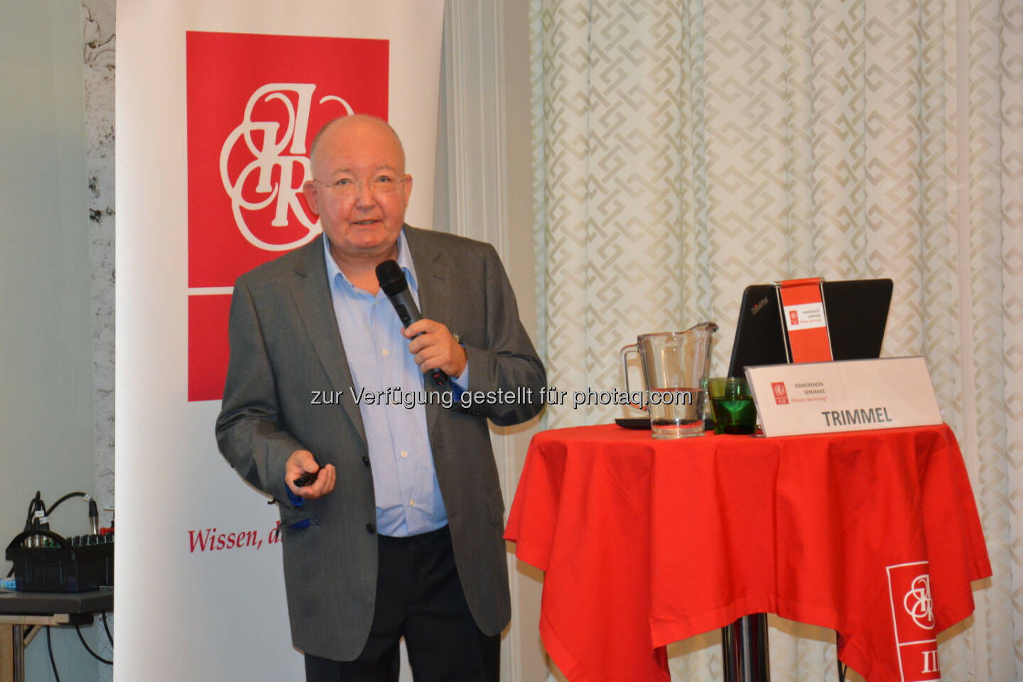 Michael Trimmel (Professor für Psychologie an der Uni Wien) referiert über Kundenentscheidungen und erklärt, dass Menschen ihre Entscheidungen aufgrund von Fakten und Emotionen treffen.: Fotocredit: IIR GmbH