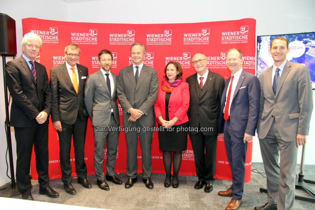 Gerhard Fabisch (Präsident Sparkassenverband), Robert Lasshofer (Generaldirektor Wiener Städtische Versicherung), Thomas Schaufler (Vorstand Erste Bank Oesterreich), Andreas Treichl (Vorstandsvorsitzender der Erste Group), Doris Wendler (Landesdirektorin Wiener Städtische Wien), Günter Geyer (Aufsichtsratschef Wiener Städtische Versicherung), Hermann Fried (Vertriebsvorstand Wiener Städtische Versicherung), Stefan Dörfler (Vorstandsvorsitzender Erste Bank Oesterreich) : Wiener Städtische Versicherung - Feierliche Eröffnung der Servicestelle am Erste Campus : Fotocredit: Wiener Städtische Versicherung/e 1, © Aussendung (17.10.2016) 