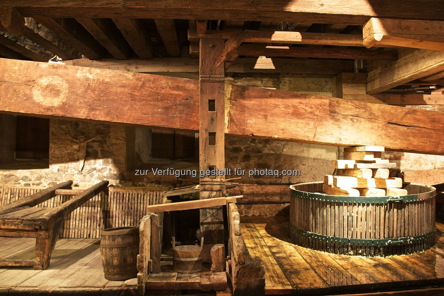 Weltgrößte Baumpresse (Nikolaihof, Wachau) : Weltgrößte Baumpresse wieder in Betrieb : Mithilfe der historischen Anlage wird der sogenannte Baumpresse-Wein gekeltert : Fotocredit: Nikolaihof Wachau/Lun