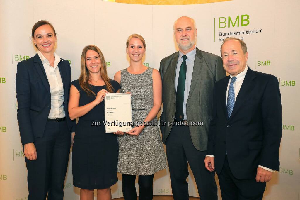 Sonja Hammerschmid (Bundesministerin für Bildung), Lisa Virtbauer und Ines Deibl (Gewinnerinnen 1. Preis, School of Education der Universität Salzburg), Heribert Pröbstl (Juror/Laudator, Didaktiker, AHS-Lehrer), Erich Hampel (Vorstandsvorsitzender der B&C Privatstiftung) : Schulprojekt Bee a Scientist gewinnt Österreichs größten Pädagogikpreis, den Bildungspreis der B&C Privatstiftung : Fotocredit: B&C/APA-Fotoservice/Langegger, © Aussendung (19.10.2016) 