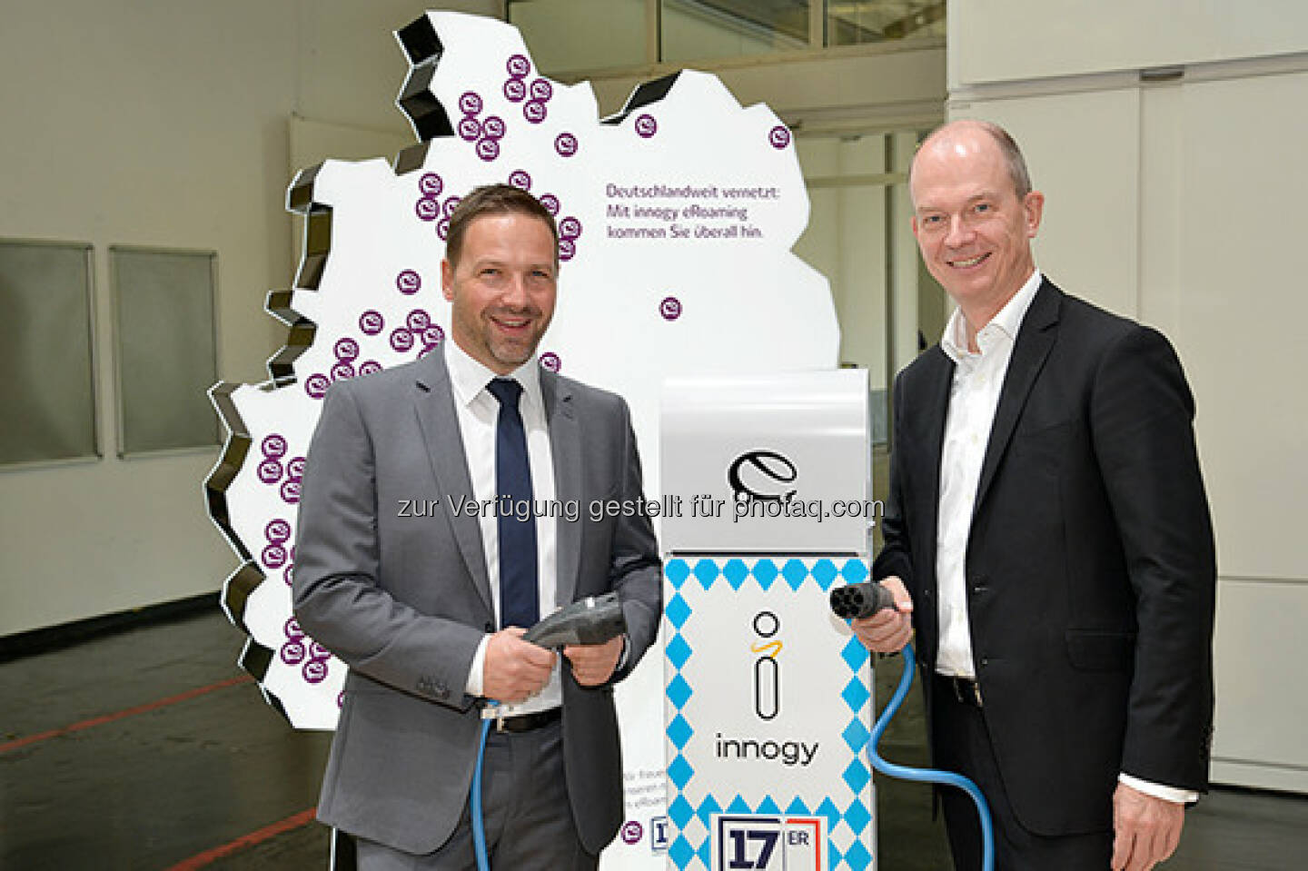 Christian Eichberger (GF der 17er Oberlandenergie GmbH), Dietrich Gemmel (Leiter Privatkunden Deutschland bei innogy SE) : Start einer Kooperation für Elektromobilität auf der eCarTec : Fotocredit © innogy SE