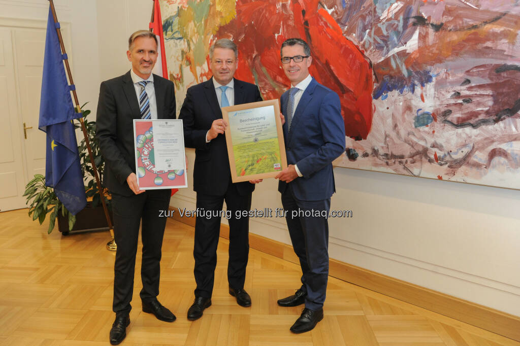 Robert Luttenberger (GF Naturkraft), Andrä Rupprechter (Bundesminister, bmlfuw), Leopold Wanzenböck (GF Naturkraft) : Naturkraft, eine 100-prozentige Tochtergesellschaft der EAA-EnergieAllianz Austria GmbH und Spezialist für den Vertrieb von Ökostrom, wurde mit dem Österreichischen Umweltzeichen ausgezeichnet : Fotocredit: bmlfuw/Sophie Deckert, © Aussendung (19.10.2016) 