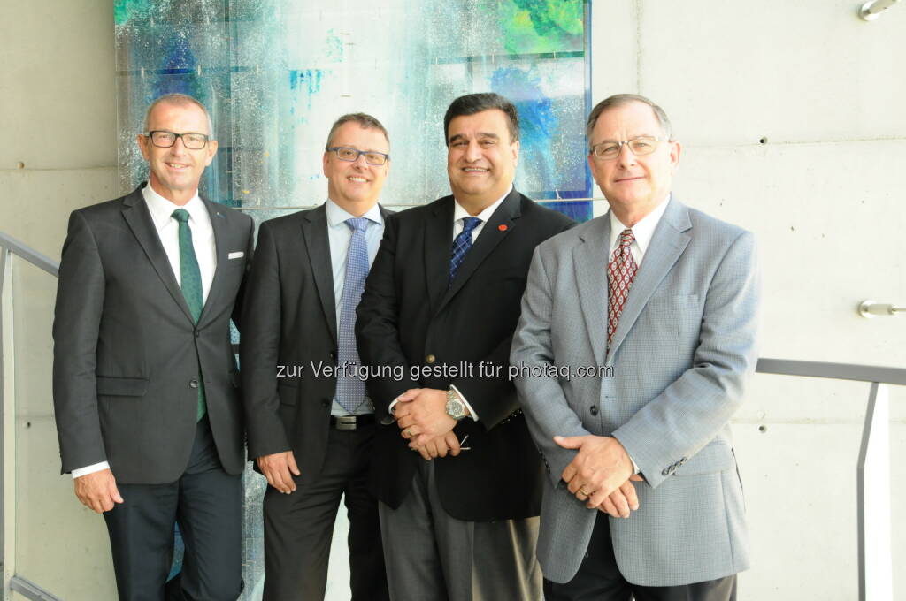 Andreas Altmann (MCI-Rektor), Thomas Cleff (Hochschule Pforzheim, Deutschland), Frank Ghannadian (University of Tampa, USA), Terry Manness (Baylor University, USA) : Management Center Innsbruck/MCI erhält weltweite Akkreditierung als Top Business School : Fotocredit: MCI, © Aussendung (19.10.2016) 