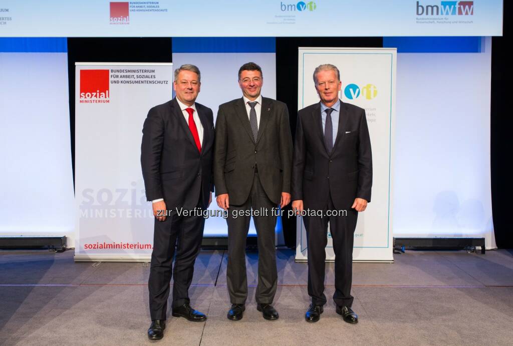 Andrä Rupprechter (Umweltminister), Jörg Leichtfried (Verkehrsminister), Reinhold Mitterlehner (Wirtschafts- und Energieminister) : Integrierte Energie- und Klimastrategie: Präsentation der Ergebnisse der Online-Konsultation : Fotocredit: Klima- und Energiefonds/APA-Fotoservice/Greindl, © Aussendung (19.10.2016) 