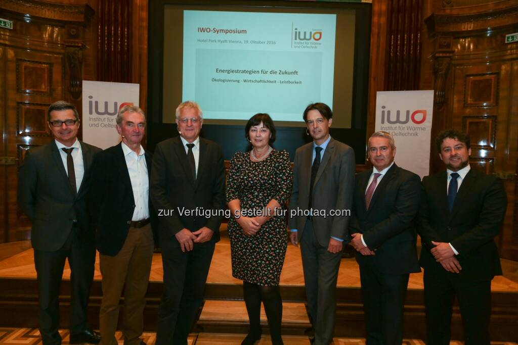 Martin Reichard (GF IWO-Österreich), Peter Püspök (Präsident Dachverband Erneuerbare Energie Österreich), Franz Mair (Land Salzburg, Abt. 4 Energie – Referat Energiewirtschaft und -beratung, Unabhängige Prüfstelle für Energieausweise), Angela Köppl (Umweltökonomin am WIFO mit den Schwerpunkten Klimawandel und Energie), Dieter Drexel (Industriellenvereinigung, Stv. Bereichsleiter Ressourcen & Infrastruktur/Innovation & Technologie), Wolfgang Ernst (OMV AG, Corporate Strategy/Energy Economics), Fabian Handte (Vorstandsvorsitzender IWO-Österreich) : Institut für Wärme und Oeltechnik/IWO-Symposium: Energiestrategien auf dem Prüfstand : Fotocredit: Institut für Wärme und Oeltechnik/APA-Fotoservice/Tanzer, © Aussendung (19.10.2016) 