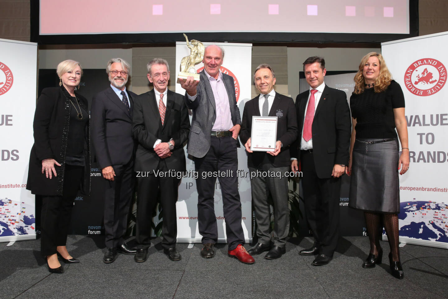 Kristin Hanusch-Linser (ÖBB), Adi Hirschal (Laudator), Helmut Hanusch (VGN Generalbevollmächtigter), Josef Zotter (Chocolatier), Werner Kuhn (Markenbotschafter, SK Rapid), Gerhard Hrebicek (Präsident European Brand Institute), Iris Sageder (Künstlerin) : Brand Life Award 2016 für Chocolatier Josef Zotter für sein Lebenswerk : Fotocredit: Katharina Schiffl