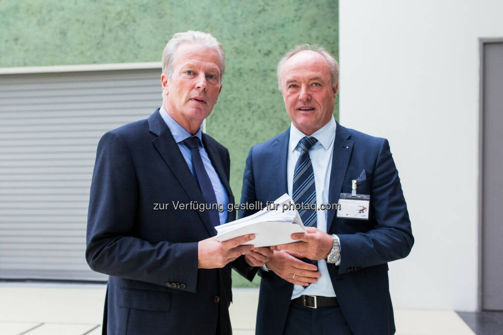 Reinhold Mitterlehner (Vizekanzler Wirtschaftsminister), Christoph Wagner (Kleinwasserkraft Präsident) : Österreichische Gemeinden unterstützen Kleinwasserkraft mit Gemeinderesolution – Übergabe an Mitterlehner : Fotocredit: APA/Greindl, © Aussendung (20.10.2016) 