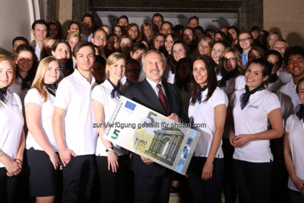 Gouverneur Dr. Ewald Nowotny anlässlich der Euro-Shop-Tour mit dem neuen 5 Euro Schein, © OeNB (30.04.2013) 