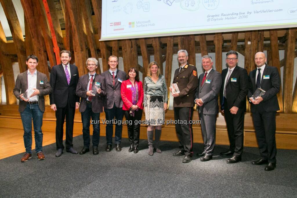 Jan Pichler (CEO myveeta), Harald Mahrer (Staatssekretär), Gerhard Uitz (Schuldirektor PNMS Zwettl), Martin Stadler (PNMS Zwettl), Heidrun Strohmeyer (Bildungsministerium), Dorothee Ritz (GF Microsoft Österreich), Gerhard Urschler (Feuerwehrkommandant FF Krems), Helmut Mödlhammer (Gemeindebund-Präsident), Martin Heimhilcher (WKW Obmann der Sparte Information und Consulting), Christoph Auer (CIO BWT) : Microsoft Symposium - Thema des Abends: Die digitale Transformation und die Rolle des Menschen in diesem gesellschaftlichen und wirtschaftlichen Veränderungsprozess : Fotocredit: Microsoft Österreich GmbH/APA-Fotoservice/Rastegar (21.10.2016) 