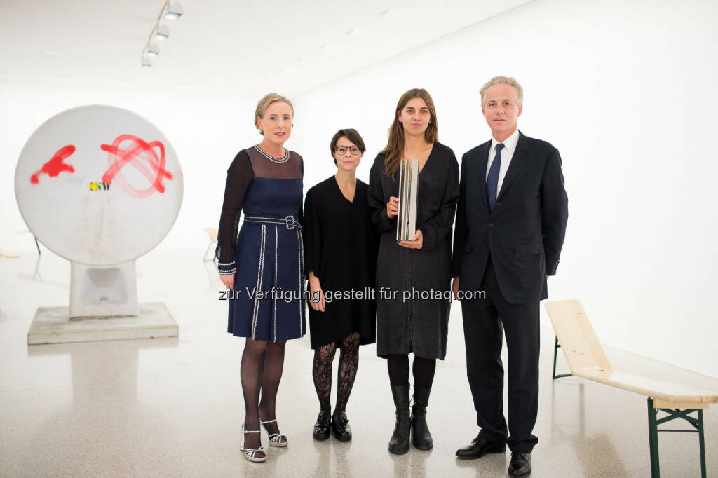 Karola Kraus (Direktorin mumok), Marianne Dobner (Kuratorin mumok), Anna-Sophie Berger (Künstlerin), Georg Kapsch (CEO Kapsch Group) : Verleihung des Kapsch Contemporary Art Prize 2016 im mumok : Fotocredit © Kapsch AG/Photo: Martin Hörmandinger, © Aussendung (21.10.2016) 