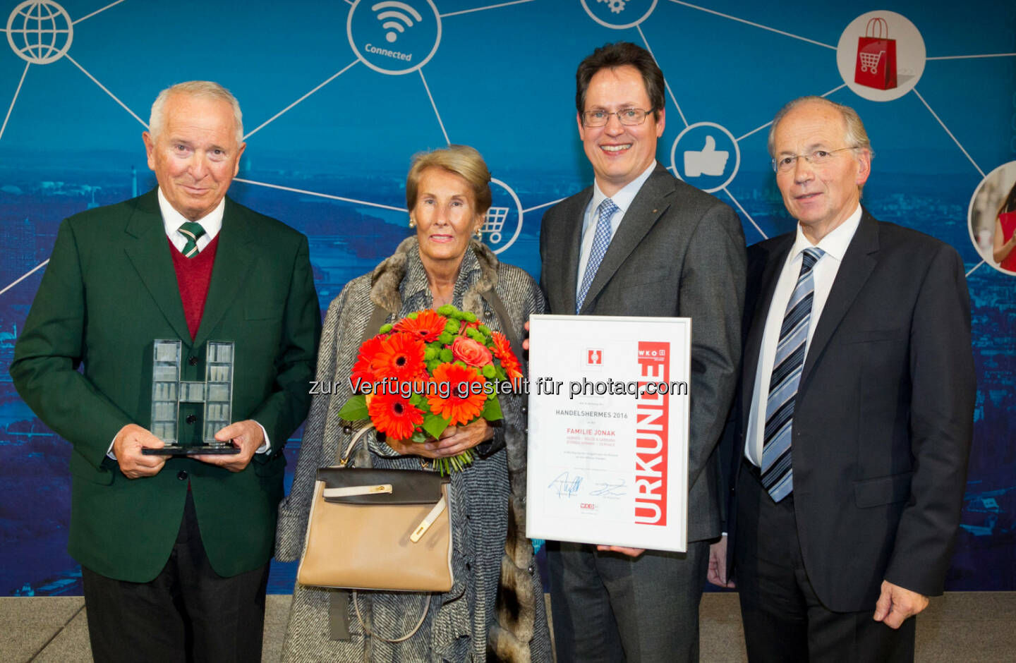 Friedrich und Renate Jonak (Handelhermes-Preisträger 2016), Rainer Trefelik (Handelsobmann), Rudolf Taschner (Mathematiker) : „Handel2025“: Trotz zunehmender Bedeutung der Digitalisierung bleibt der Mensch wichtigster Faktor im Handel der Zukunft : Fotocredit: Gerry Frank Photography 2016