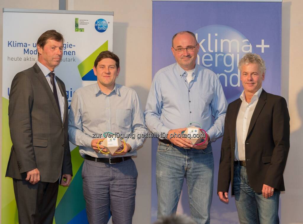 Günter Liebel (Leitung Sektion Umwelt und Klima, bmlfuw), Markus Altenhofer (Modellregionsmanager Donau-Böhmerwald), Gerhard Pausch (Modellregionsmanager Salzburger Seenland), Ingmar Höbarth (GF Klima- und Energiefonds) : Markus Altenhofer wird Klima- und Energie Manager des Jahres 2016 : Fotocredit: Klima- und Energiefonds/APA-Fotoservice/Angerer, © Aussendung (25.10.2016) 