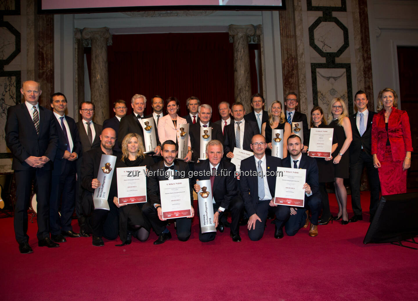 Hermes - Gruppenfoto Sieger : Hermes.Wirtschafts.Preis – Österreichs beste Unternehmer in der Hofburg ausgezeichnet : Fotocredit: Kurier/Felicitas Matern