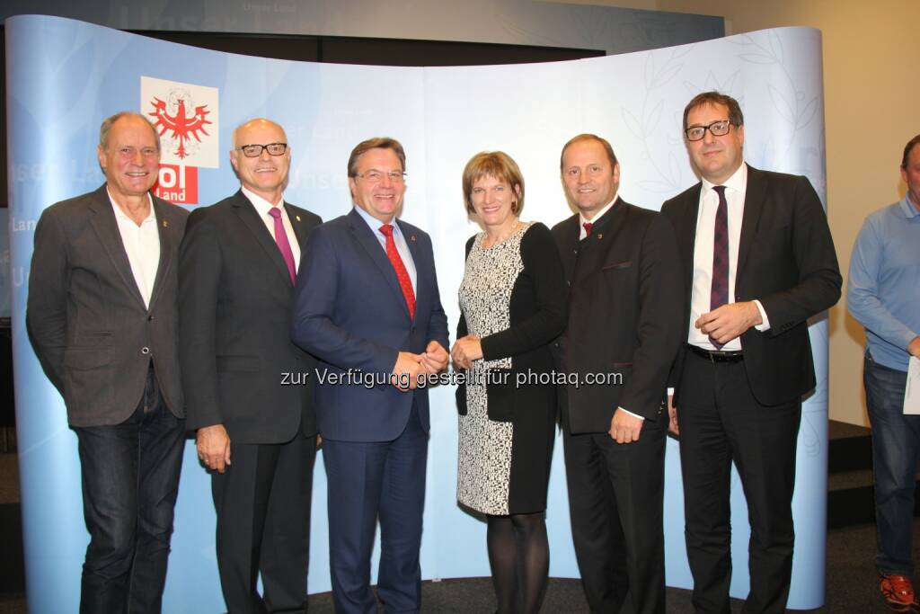 Peter Mennel (ÖOC-Generalsekretär), Karl Stoss (ÖOC-Präsident), Günther Platter (LH Tirol), Christine Oppitz-Plörer (Bgm. Innsbruck), Josef Geisler (LHStv. Tirol), Franz Gruber (Tourismus-StR) : Mehrheit der Tiroler sagt Ja zu Olympia 2026 - 55 Prozent sprechen sich für eine Bewerbung Tirols aus : Fotocredit: BB Tirol/Stephan Gstraunthaler, © Aussendung (25.10.2016) 