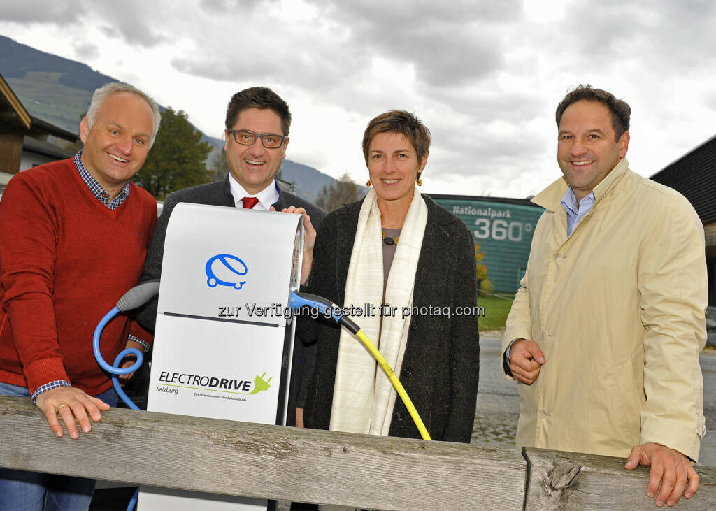 Christian Wörister (GF Nationalparkzentrum Hohe Tauern GmbH), Michael Obermoser (Beiratsvorsitzender Labg. Bgm. Gem. Wald im Pinzgau), Astrid Rössler (LH-Stv. Salzburg), Dietmar Emich (GF ElectroDrive Salzburg) : Erste Elektrotankstelle beim Nationalparkzentrum in Mittersill eröffnet : Fotocredit: Susanne Bayer Fotografie, © Aussendung (25.10.2016) 