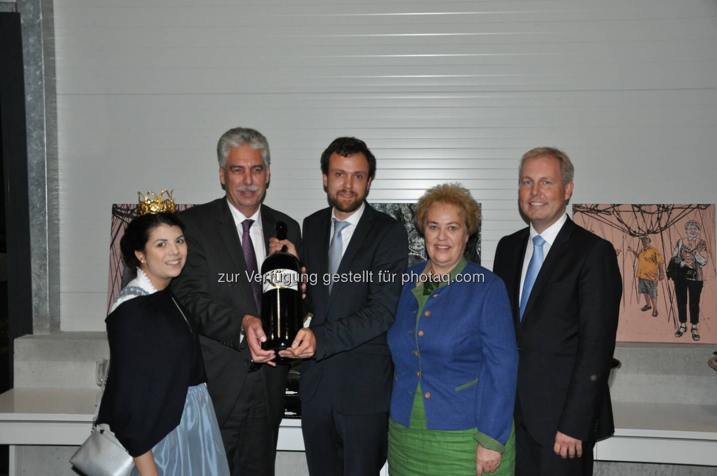 Anna Reichardt (Burgenländische Weinkönigin), Hans-Jörg Schelling (Finanzminister), David Kerschbaum (Winzer, Weingut Kerschbaum), Verena Dunst (Agralandesrätin, Bgld.), Paul Frey (Kaufm. GF des KHM-Museumsverbands) : Finanzminister Schelling übernimmt Patenschaft für KHM-Jubiläumswein „K125“ (Blaufränkisch Jahrgang 2012, Riede Dürrau) : Fotocredit: KHM-Museumsverband