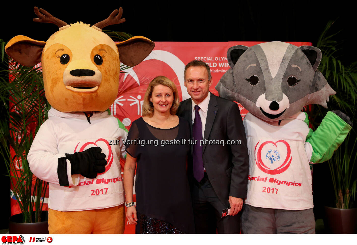 Anton Pfeffer with his wife and the mascots Luis and Lara Photo: GEPA pictures/ Christian Walgram