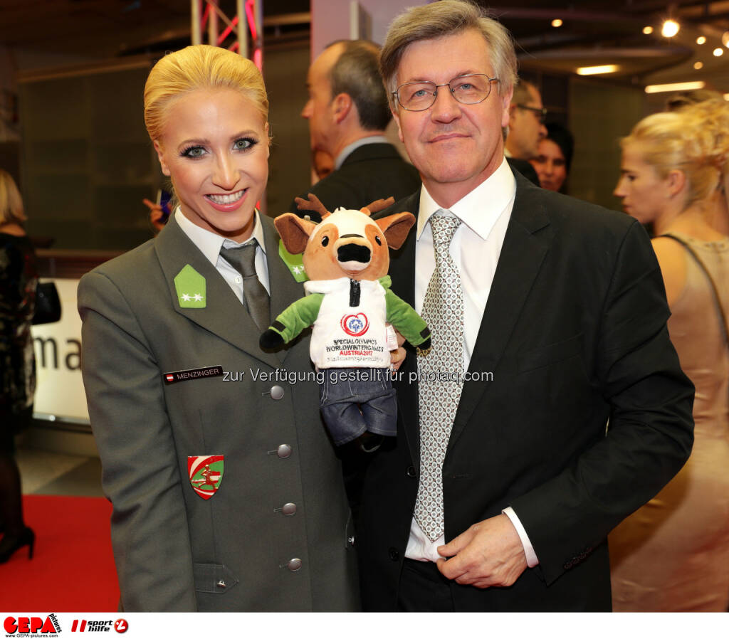 Kathrin Menzinger (AUT) and her father Photo: GEPA pictures/ Walter Luger (28.10.2016) 