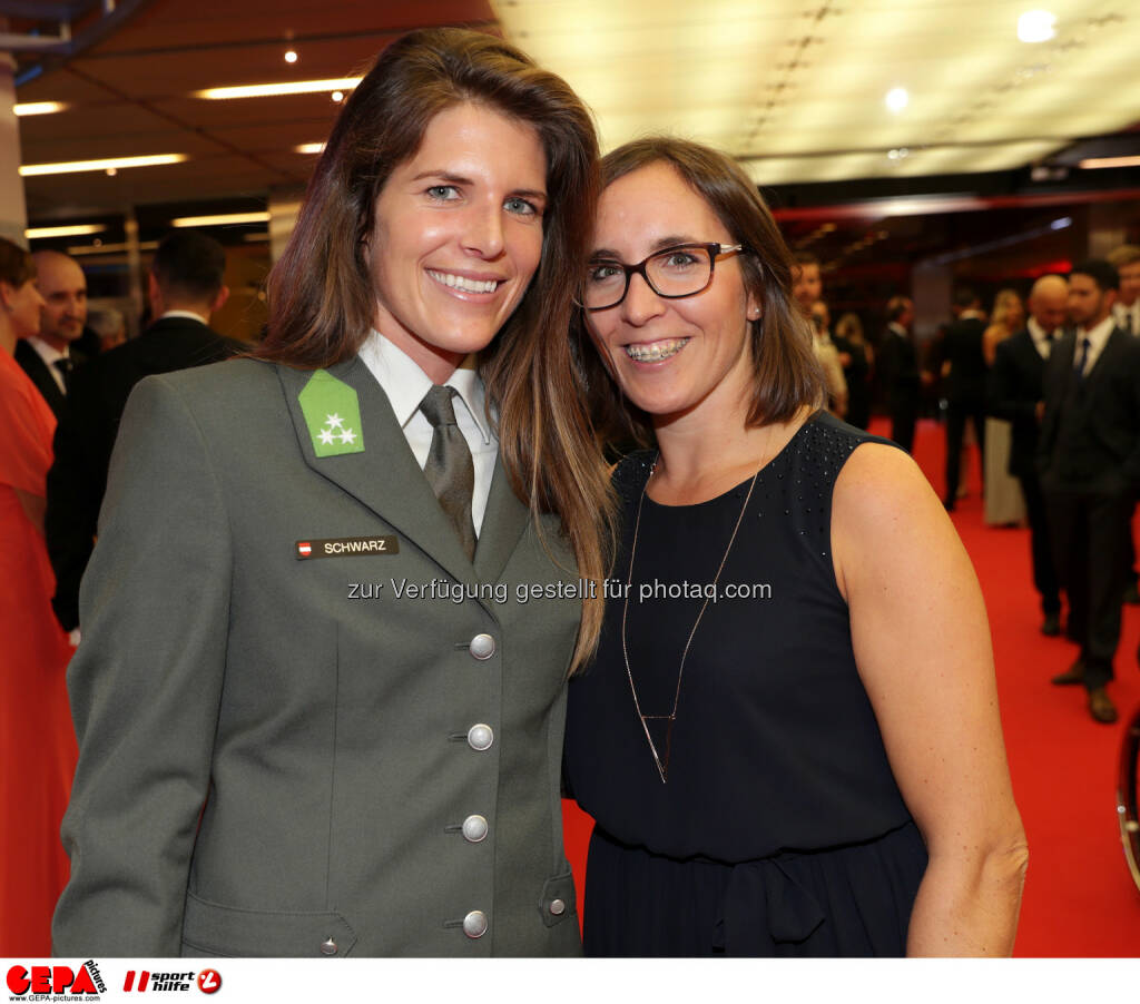 Viktoria Schwarz (AUT) and a guest Photo: GEPA pictures/ Walter Luger (28.10.2016) 