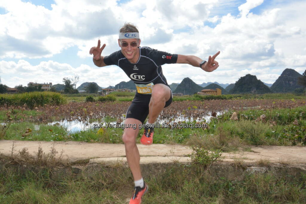Rolf Majcen(FTC-Jurist) feiert Treppenlauf-Sieg am 29. Oktober im südchinesischen Yunnan im Rahmen des „Puzhehei Running Ultra 2016“ beim 12 Kilometer Lauf über den „blaugrünen Drachenberg“ mit seinen 1600 Stufen : Fotocredit: Rolf Majcen (30.10.2016) 