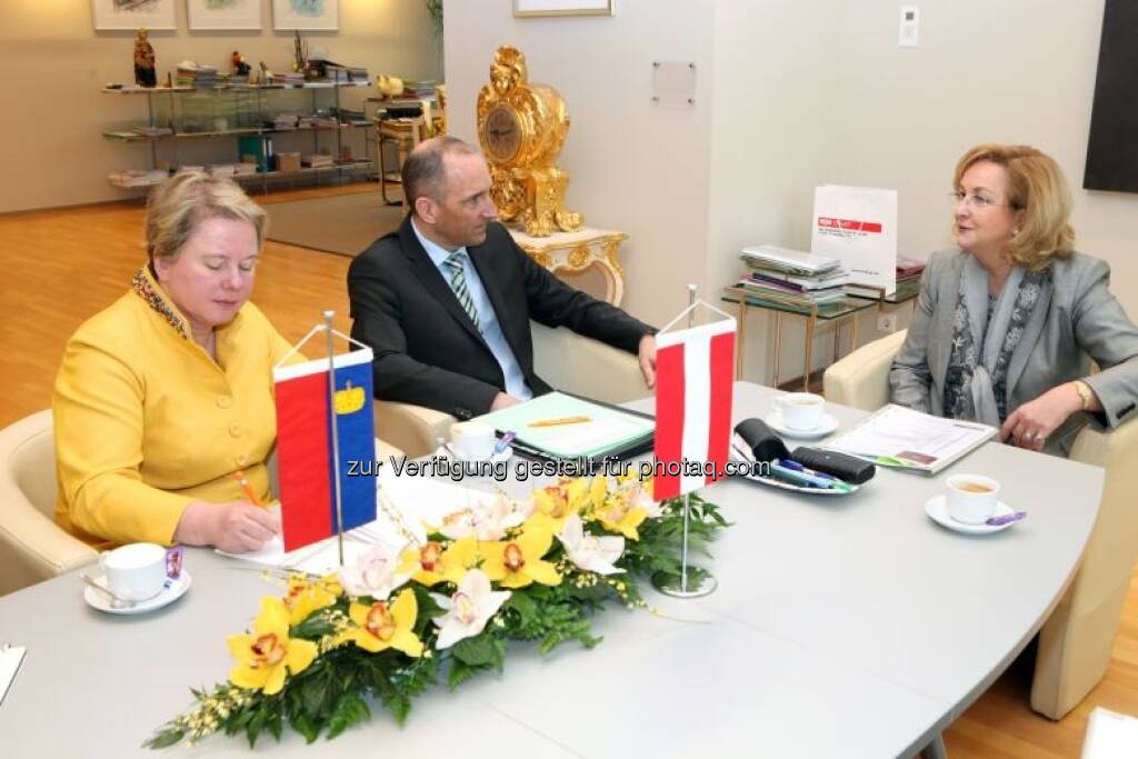 Maria Fekter mit Regierungschef Adrian Hasler (Liechtenstein) und Botschafterin Maria-Pia Kothbauer (Prinzessin von und zu Liechtenstein)
, © BMF (02.05.2013) 