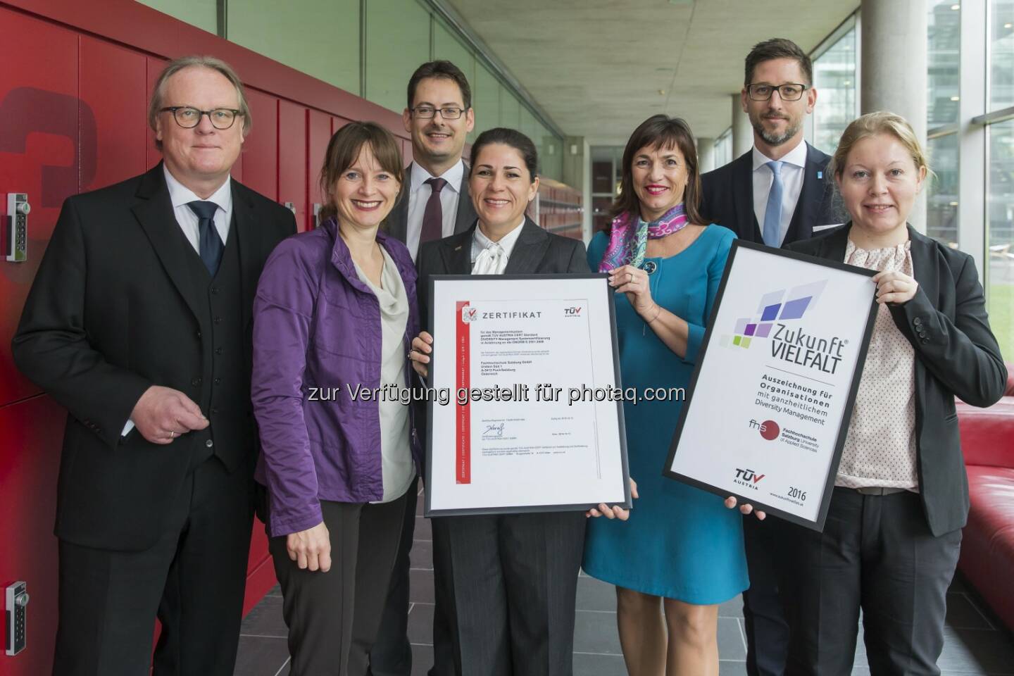 FH-Rektor Gerhard Blechinger, Martina Berthold, Peter Rieder, Eva Stockley, Doris Walter, Mathias Cimzar, Cornelia Rieß - FH Salzburg - Erste österreichische Hochschule mit Diversity-Zertifizierung (Bild: Neumayr/Leo)