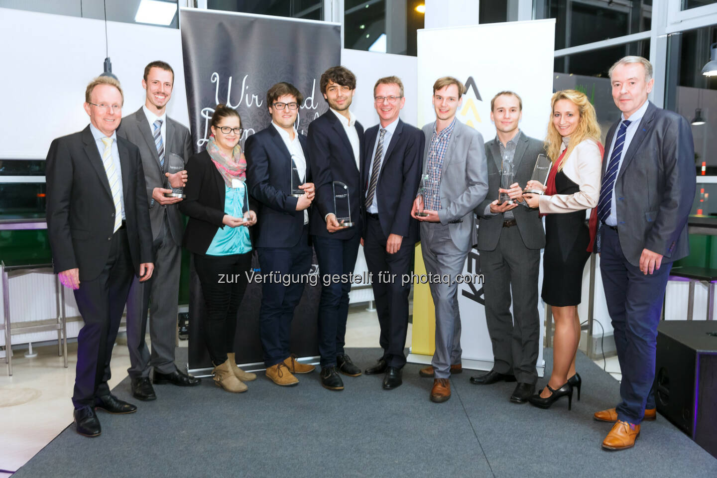 Die SiegerInnen des Kapsch Awards 2016 mit Rudolf Bernscherer, Personalleiter bei Kapsch (Mitte), Fritz Schmöllebeck, Rektor der FH Technikum Wien (links) und Thomas Faast, Public Affairs FH Technikum Wien (rechts): Kapsch AG: Kapsch Award für die besten Masterthesen von der FH Technikum Wien (C) © FH Technikum Wien – Thomas Lerch Photography
