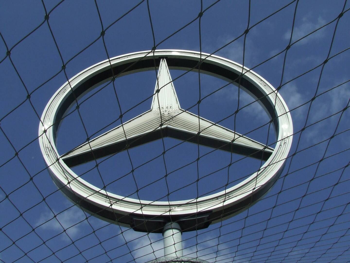 Mercedes Stern, Daimler (Bild: Pixabay/PublicDomainPictures https://pixabay.com/de/autoindustrie-daimler-mercedes-558355/ )