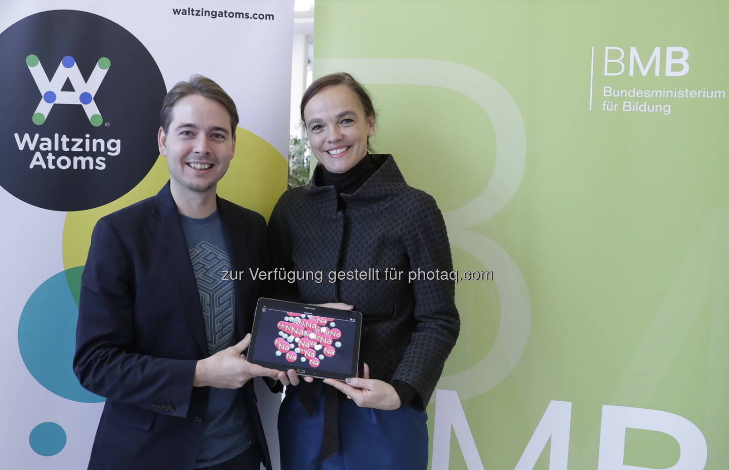 Waltzing Atoms-Entwickler Philipp Wissgott mit Bildungsministerin Sonja Hammerschmid - Digitalisierung und innovative Technologien kommen im Klassenzimmer an (BIld: Regina Aigner / BKA)