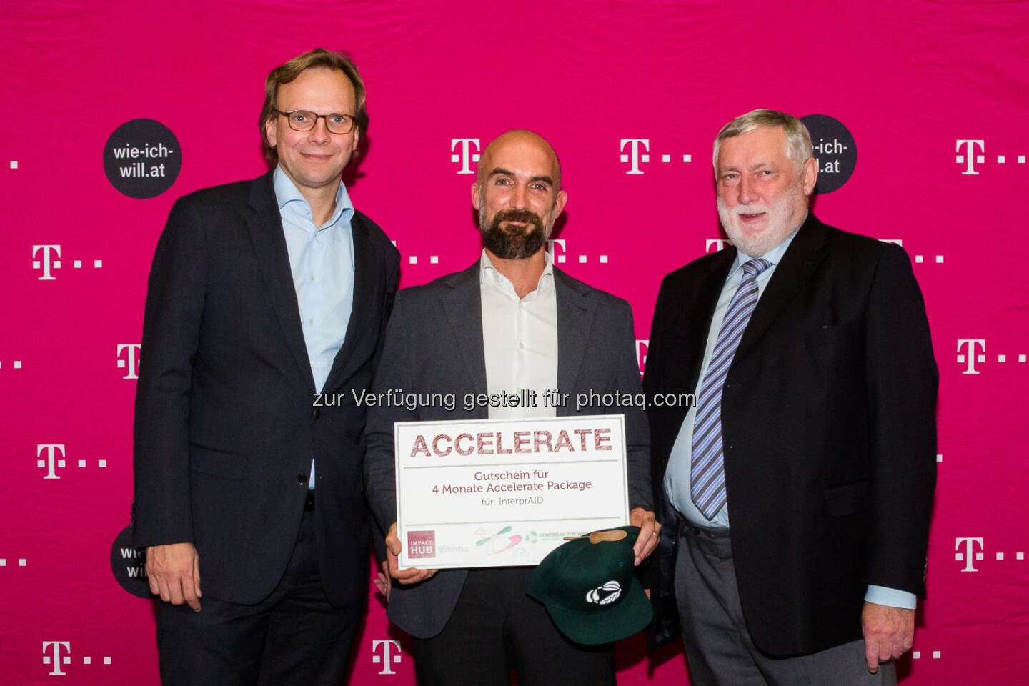 Andreas Bierwirth, CEO T-Mobile Austria, Matthias Monreal, 1. Platz TUN-Fonds mit dem Projekt InterprAID, Franz Fischler, EU-Kommisar a.D., TUN Juryvorsitzender. - T-Mobile: Dolmetsch-Onlineplattform „InterprAID“ belegt ersten Platz beim T-Mobile Nachhaltigkeitspreis (Bild: T-Mobile/Marlena König)