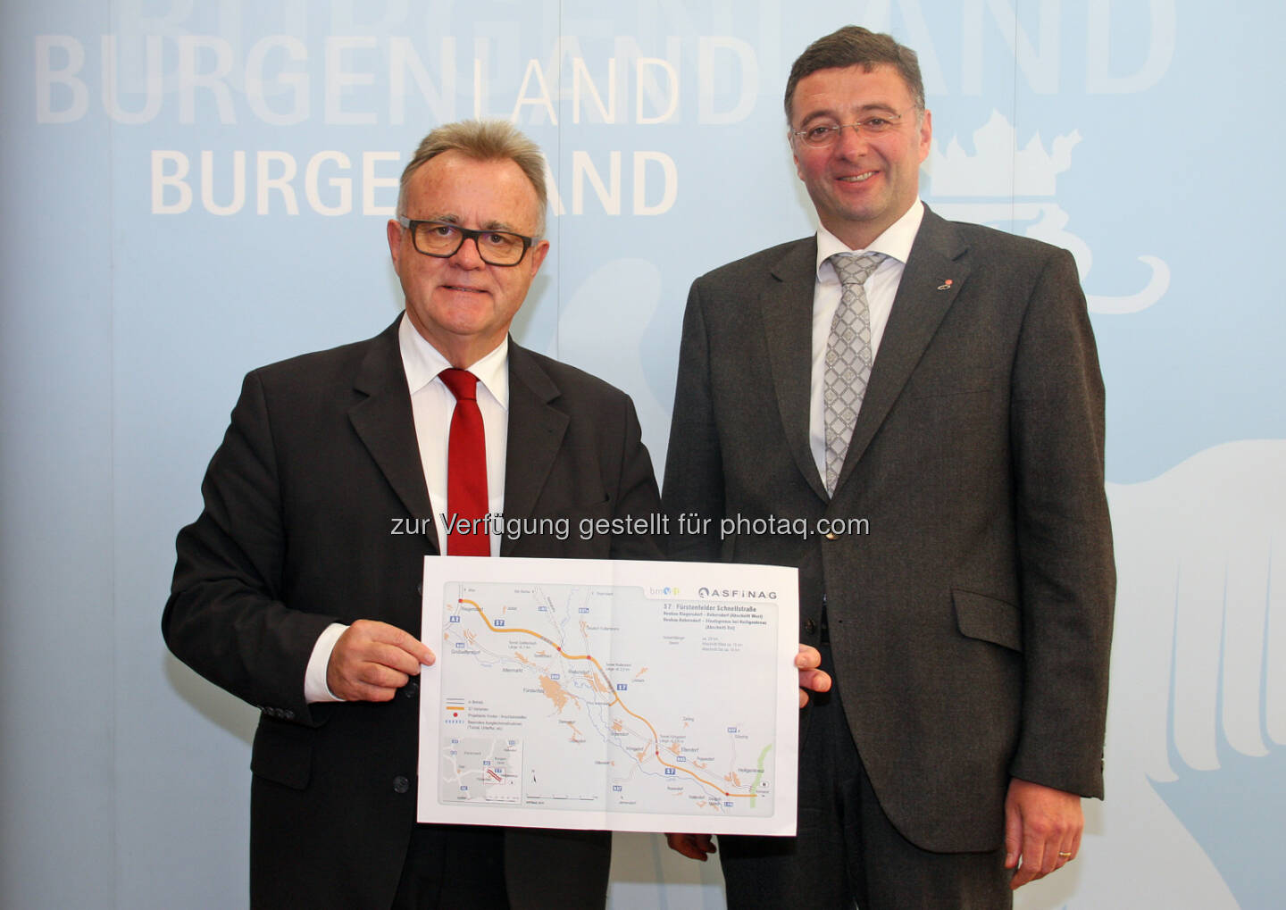 Infrastrukturminister Jörg Leichtfried und Landeshauptmann Hans Niessl präsentieren Investitionen in die Infrastruktur im Burgenland (Bild: Land Burgenland / Siess)