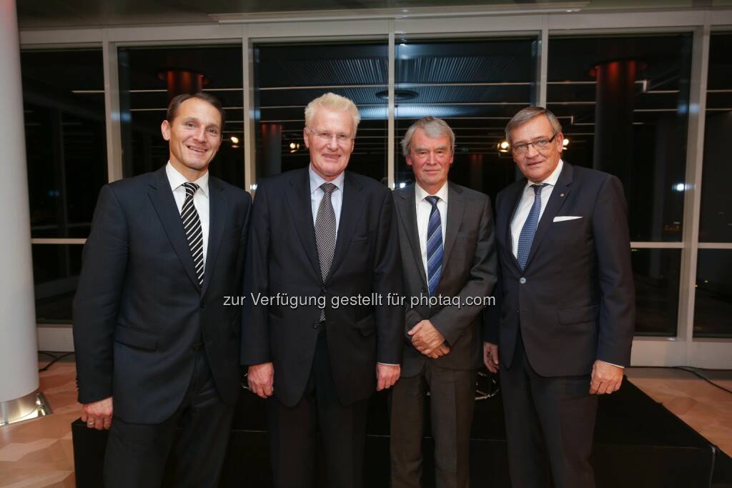 Stefan Dörfler (CEO Erste Bank der österreichischen Sparkassen), Rudolf Ertl (Vorstandsdirektor Wiener Städtische Versicherungsverein), Hartmut Hirsch-Kreinsen (Soziologe) und Robert Lasshofer (Generaldirektor Wiener Städtische Versicherung) - Wiener Städtische Versicherungsverein: „Zukunft im Turm: Wie die Digitalisierung unsere Arbeitswelt verändert (Bild: Wiener Städtische Versicherungsverein/APA-Fotoservice/Tanzer), © Aussender (09.11.2016) 