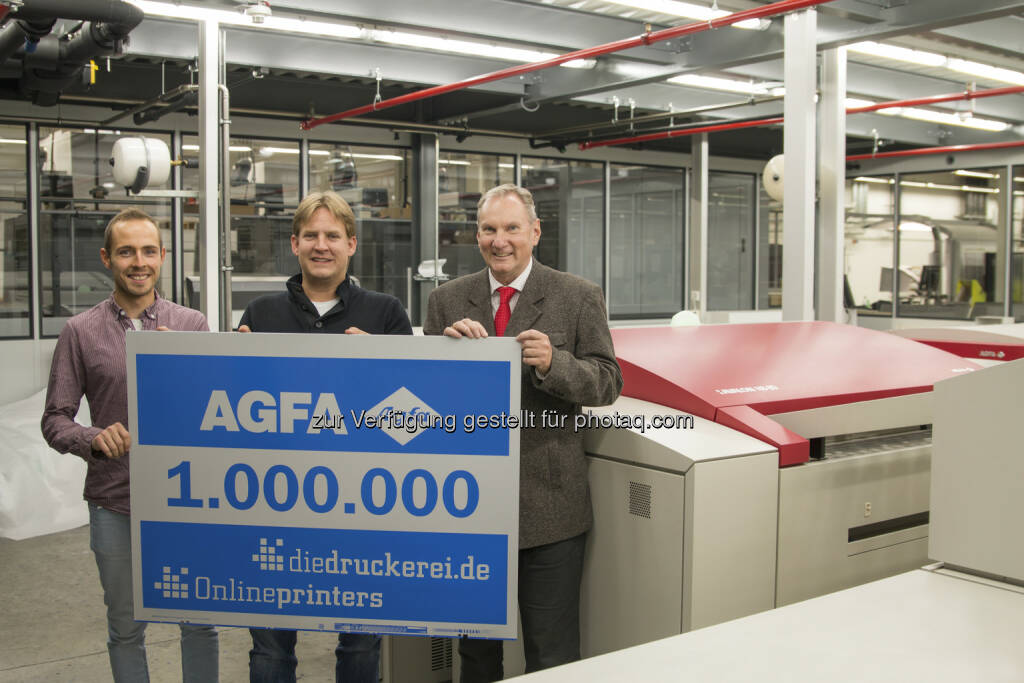 Auf dem Agfa-Belichter Avalon N8-80 wurden über eine Million Druckplatten belichtet. Das ist bisheriger Rekord im Hause Agfa. Im Einsatz ist das Gerät seit 2011 und zwar bei Onlineprinters im mittelfränkischen Neustadt a. d. Aisch. Die Onlinedruckerei druckt pro Tag mehrere tausend Aufträge für Kunden aus 30 europäischen Ländern und kam allein im Jahr 2015 auf 2,1 Milliarden Drucksachen. Von links: Fabian Hablowetz, CTP-Teamkoordinator bei Onlineprinters, Thomas Emmer, Teamleiter Drucksteuerung CTP bei Onlineprinters, Heinz Rintermann, Key Account Manager bei Agfa Graphics (Bild: Onlineprinters GmbH), © Aussender (09.11.2016) 