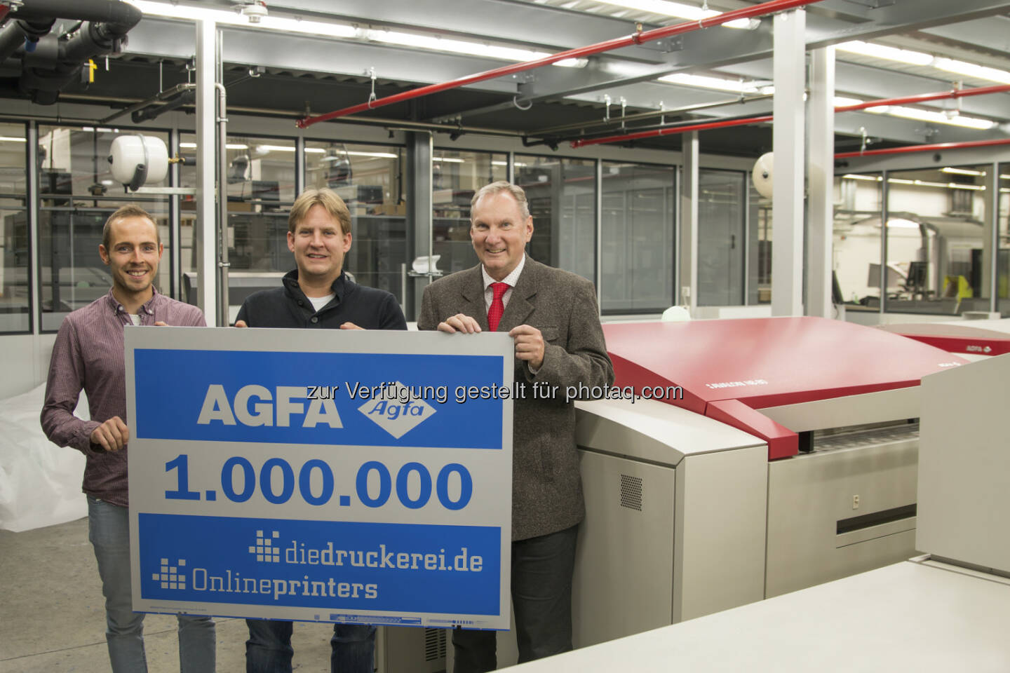 Auf dem Agfa-Belichter Avalon N8-80 wurden über eine Million Druckplatten belichtet. Das ist bisheriger Rekord im Hause Agfa. Im Einsatz ist das Gerät seit 2011 und zwar bei Onlineprinters im mittelfränkischen Neustadt a. d. Aisch. Die Onlinedruckerei druckt pro Tag mehrere tausend Aufträge für Kunden aus 30 europäischen Ländern und kam allein im Jahr 2015 auf 2,1 Milliarden Drucksachen. Von links: Fabian Hablowetz, CTP-Teamkoordinator bei Onlineprinters, Thomas Emmer, Teamleiter Drucksteuerung CTP bei Onlineprinters, Heinz Rintermann, Key Account Manager bei Agfa Graphics (Bild: Onlineprinters GmbH)