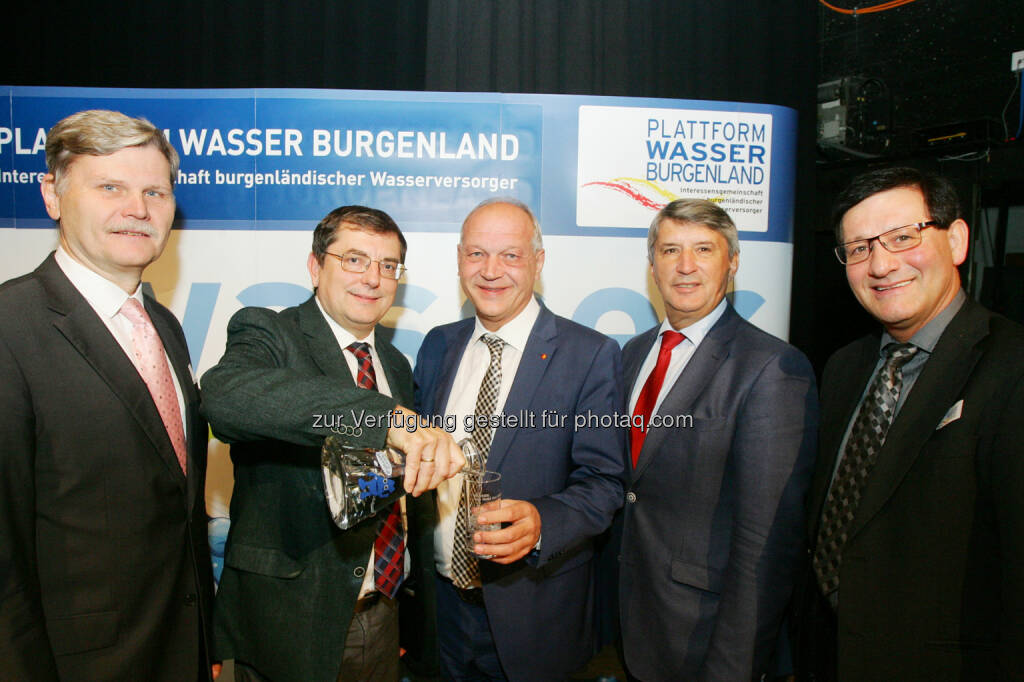 Manfred Eisenhut (ÖVGW), Helmut Herlicska (Obmann / Plattform Wasser), LAbg. Bgm. Wolfgang Sodl (in Vertretung v. LH Hans Niessl), Bgm. Vinzenz Knor (Stadtgemeinde Güssing) und wHR Gerald Hüller v. Amt der Bgld. Landesregierung - Plattform Wasser Burgenland: Sicherung der Wasserversorgung in Stör- und Krisenfällen (Bild: Plattform Wasser Burgenland/APA-Fotoservice/Hautzinger), © Aussendung (10.11.2016) 