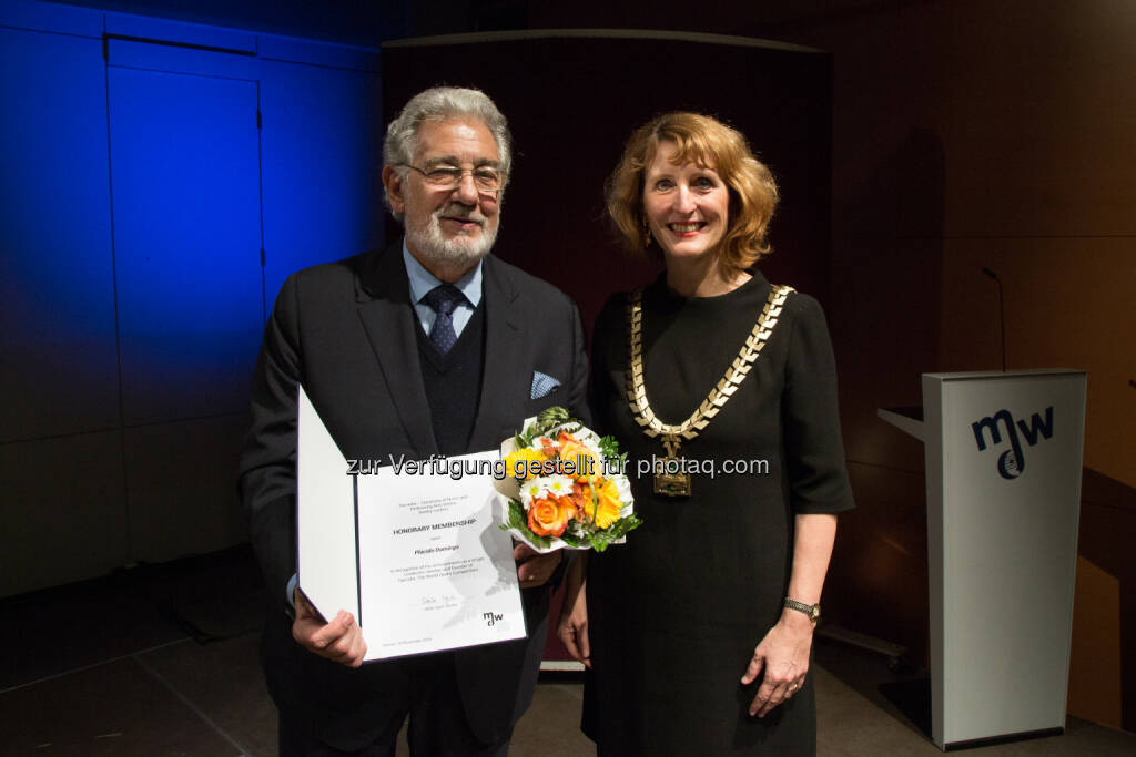 Plácido Domingo und Rektorin Ulrike Sych: Universität für Musik und darstellende Kunst Wien: Verleihung der Ehrenmitgliedschaft an Plácido Domingo (C) mdw (15.11.2016) 