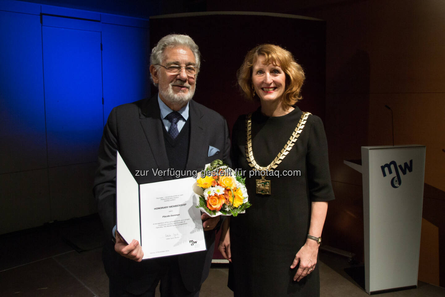 Plácido Domingo und Rektorin Ulrike Sych: Universität für Musik und darstellende Kunst Wien: Verleihung der Ehrenmitgliedschaft an Plácido Domingo (C) mdw