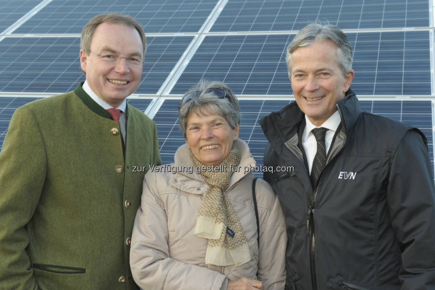 Sonnenenergie-Bürgerbeteiligung: NÖ-Energie-Landesrat Stephan Pernkopf und EVN Vorstandssprecher Peter Layr mit Eva Fischer aus Wiener Neustadt, die sich letztes Jahr am Sonnenkraftwerk Zwentendorf beteiligte. Ab 4.5. Anteile des neuen Sonnenkraftwerkes mit Bürgerbeteiligung von EVN und Land NÖ erhältlich ... (c) EVN / Gabriele Moser