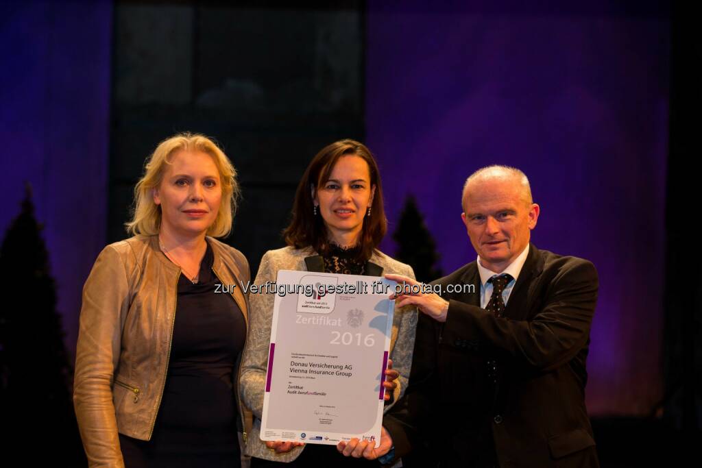 Bundesministerin Sophie Karmasin, Donau Generaldirektor Peter Thirring und Barbara Hohl, Donau Personalabteilung: Donau Versicherung AG Vienna Insurance Group: Donau Versicherung erhält erneut staatliches Gütezeichen „Audit berufundfamilie“ ©Harald Schlossko, © Aussendung (16.11.2016) 