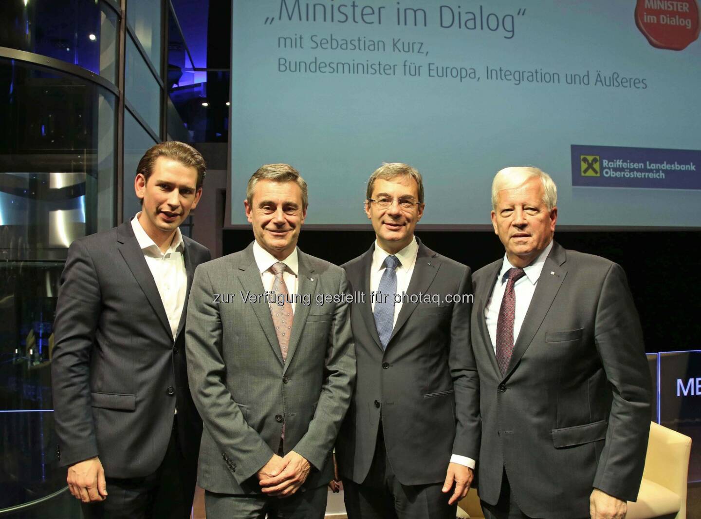 Außenminister Sebastian Kurz, RLB OÖ-Generaldirektor Heinrich Schaller, IV OÖ-Präs. Axel Greiner, RLB OÖ-Aufsichtsratspräsident Jakob Auer: Außenminister Sebastian Kurz in der Raiffeisenlandesbank OÖ (C) RLB OÖ/Strobl
