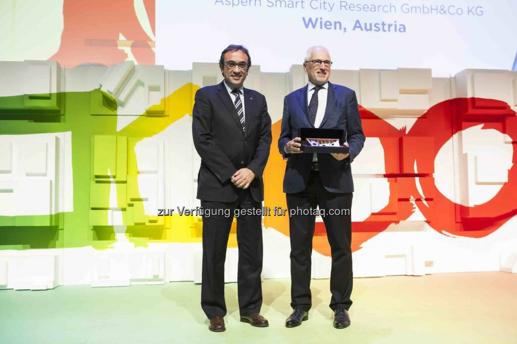 Josep Rull, Katalonischer Minister für Landschaft und Nachhaltigkeit, Reinhard Brehmer, Geschäftsführer Aspern Smart City Research  - Aspern Smart City Research Gmbh & Co KG (ASCR): Projekt aus Wien gewinnt World Smart City Award (Foto: Fira de Barcelona), © Aussendung (18.11.2016) 