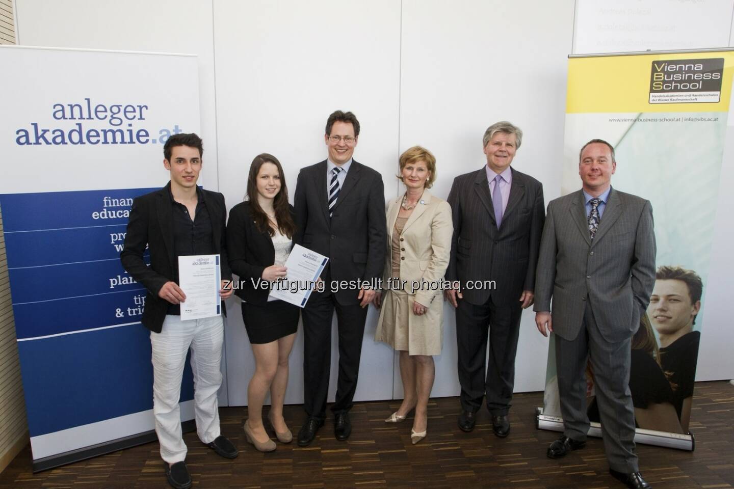 Denis Gavrielov (Schüler), Sabrina Öhlknecht (Schülerin), Rainer Trefelik (Präsident, Fonds der Wiener Kaufmannschaft) , Susanne Neuner (Direktorin, VBS Floridsdorf), Wolfgang Schiketanz (geschäftsführender Gesellschafter, Schiketanz Capital Advisors), Andreas Dolezal (Gründer der Initaitive anlegerakademie.at, Gesellschafter und Prokurist der Schiketanz Capital Advisors): : Am 26. April 2013 wurde die von anlegerakademie.at veranstaltete Workshop-Reihe „Praxis Finanzen & Börse“ an der Vienna Business School in Wien Floridsdorf mit der Übergabe der Teilnahme-Urkunden an 28 Schülerinnen und Schüler der 4. Jahrgänge abgeschlossen. Alle Dokumente, Texte, Fotos und Informationen können auch über die Internetseite http://anlegerakademie.at/news-presse/presseinformation/060513-vienna-business-school-workshop-praxis-finanzen-boerse.htm abgerufen werden
