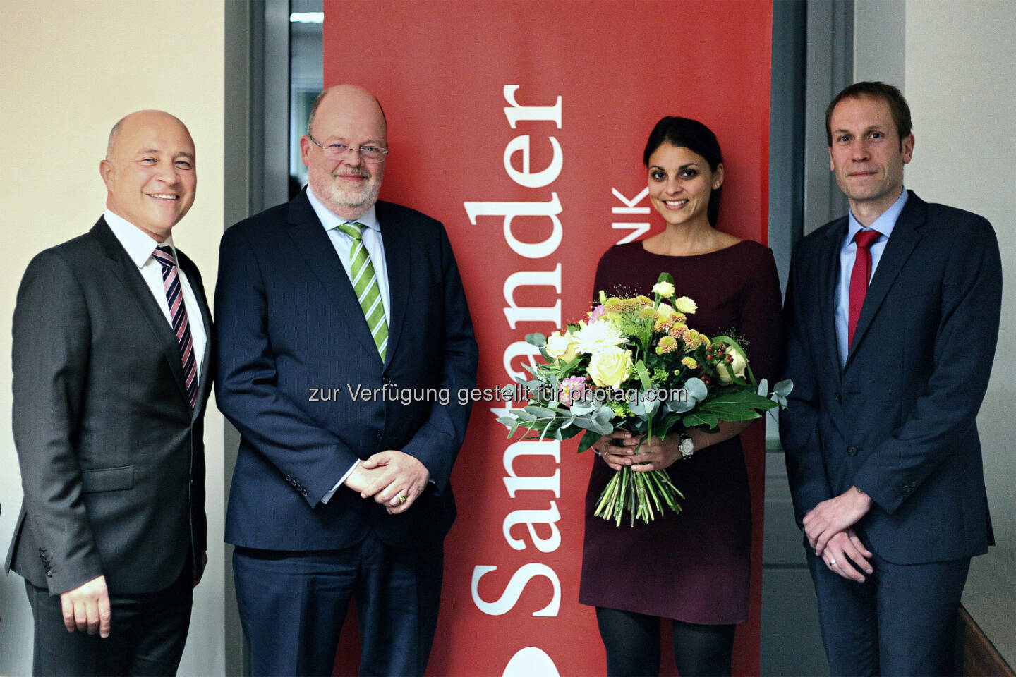 25.000ste Spar-Kundin Nicole Koch mit (v.l.) Robert Hofer (Unternehmenssprecher), Olaf Peter Poenisch (Vorsitzender der Geschäftsführung) und Christoph Auer (Geschäftsführer) - Santander Consumer Bank GmbH: Santander Consumer Bank feiert 25.000ste Spar-Kundin (Fotograf: Robert Kirschner, Fotocredit: Santander Consumer Bank/Kirschner)