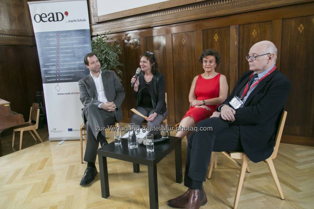 Stefan Zotti (OeAD-GmbH), Hermine Steinbach-Buchinger (Moderation), Renate Csellich-Ruso (CR-Communication), Karl-Heinz Ruckriegel (TH Nürnberg): OeAD (Österreichische Austauschdienst)-GmbH: Schule grenzenlos - grenzenlose Anforderungen?
Was soll die Lehrperson im 21. Jahrhundert alles können. (C) Österreichischer Austauschdienst/APA-Fotoservice/Reither, © Aussendung (23.11.2016) 