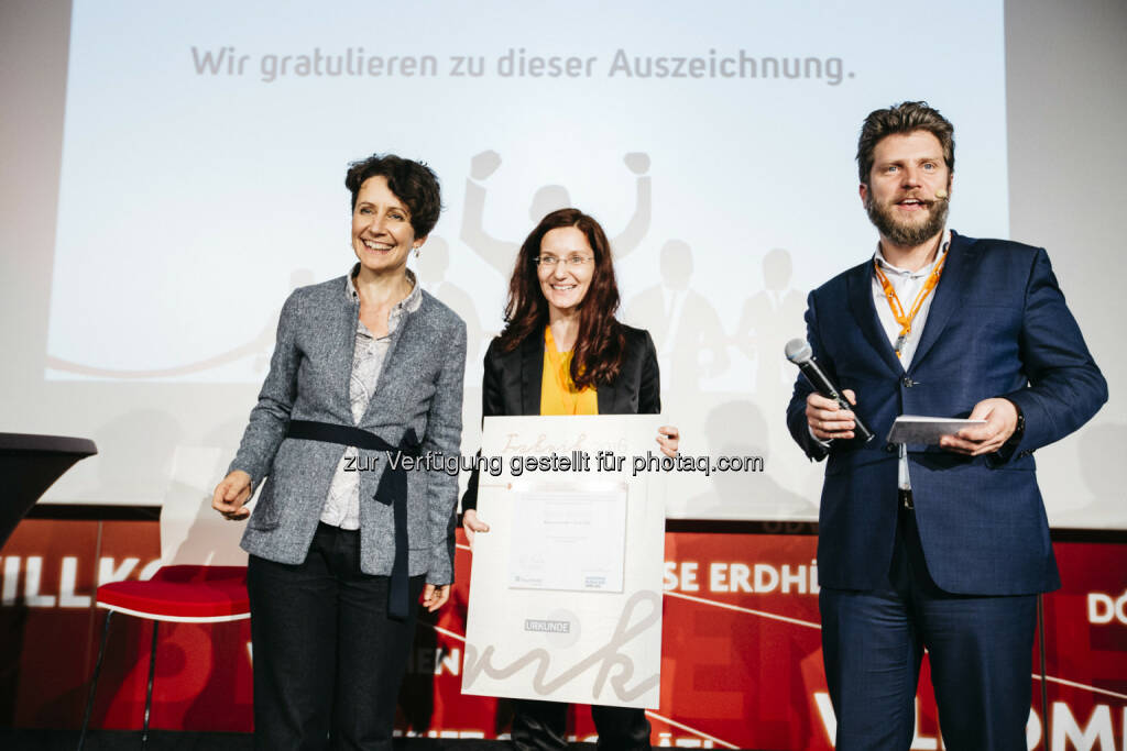 Sabine Herlitschka, Vorstandsvorsitzende Infineon Technologies Austria AG; Martina Szabo, Head of Production Kapsch Components; Hans Florian Zangerl, Herausgeber und Geschäftsführer Industriemagazin: 
Kapsch Components erhält Titel als „Green Factory“ beim Wettbewerb „Fabrik 2016“: Kapsch AG: Kapsch mit zwei renommierten Unternehmenspreisen ausgezeichnet (C) Matthias Heschl, © Aussendung (23.11.2016) 