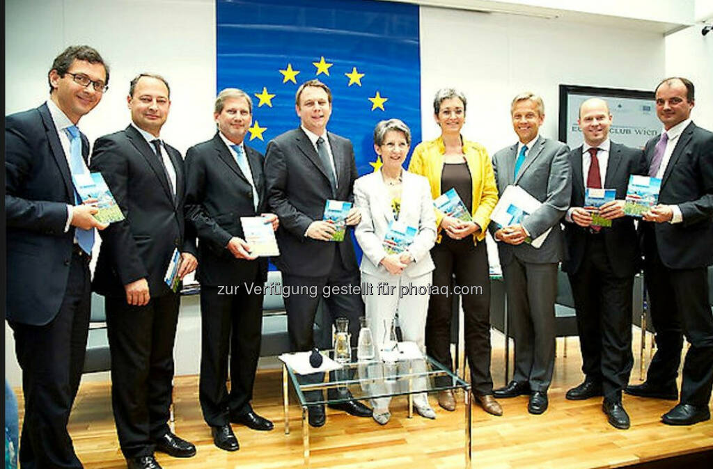 Richard Kühnel (Vertreter der Europäischen Kommission in Österreich), Andreas Schieder (Staatssekretär, BMF), Johannes Hahn (EU-Kommissar für Regionalpolitik), Meinrad Knapp (ATV, Moderator), Barbara Prammer (Präsidentin des österreichischen Nationalrats), Ulrike Lunacek (Europaabgeordnete), Reinhold Lopatka (Staatssekretär, BMeiA), Paul Schmidt (GF Gesellschaft für Europapolitik) und Georg Pfeifer (Leiter des Informationsbüros des Europäischen Parlaments), (C) APA/Preiss, © com_unit (06.05.2013) 